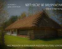 Zabytkowa wiejska chata kryta strzechą. Plakat zapowiadający Noc Muzeów w Skansenie.