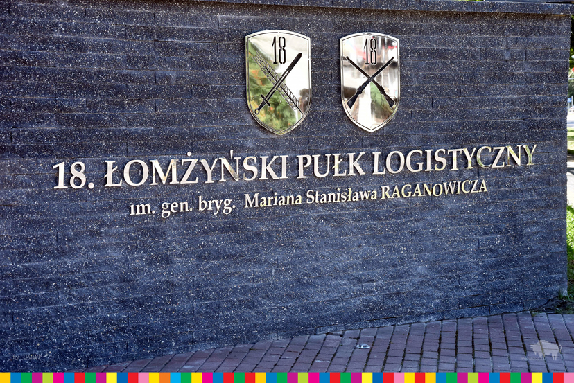 Ściana na której znajduje się złoty napis: Łomżyński Pułk Logistyczny