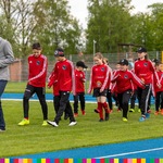 Grupa dzieci należących do miejscowej szkółki piłkarskiej