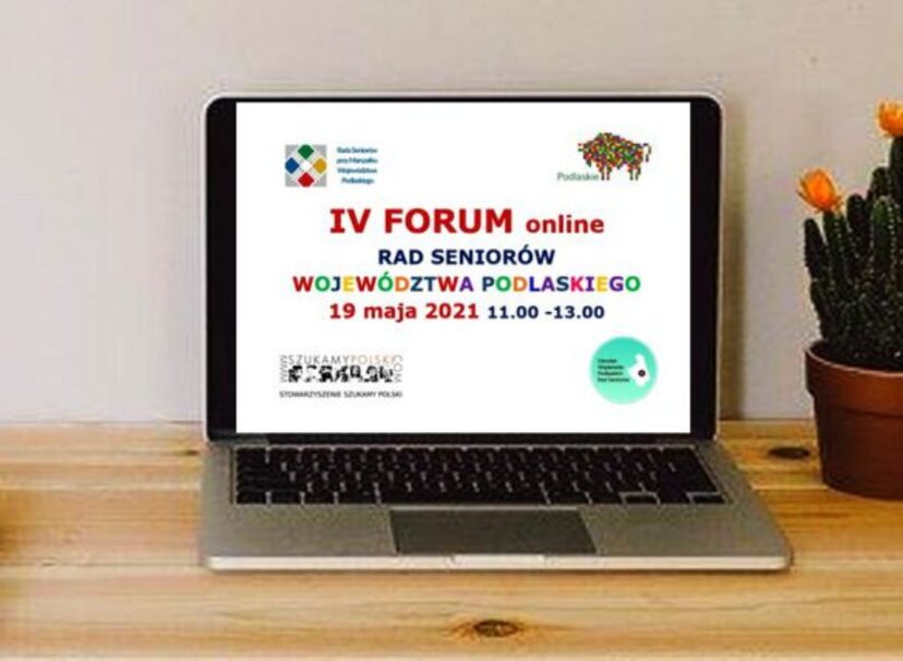 Laptop stojący na biurku i na ekranie widoczna informacja o Forum Rad Seniorów online