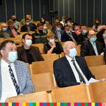Ludzie siedzący na sali podczas XXVIII sesji Rady Miejskiej w Jedwabnem.