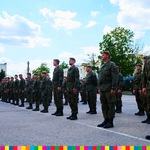 Żołnierze stoją na placu 