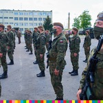 Żołnierze stoją na placu 