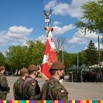 Żołnierze stoją na placu ze sztandarem