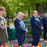 Żołnierze stoją na placu z przedstawicielami regionu