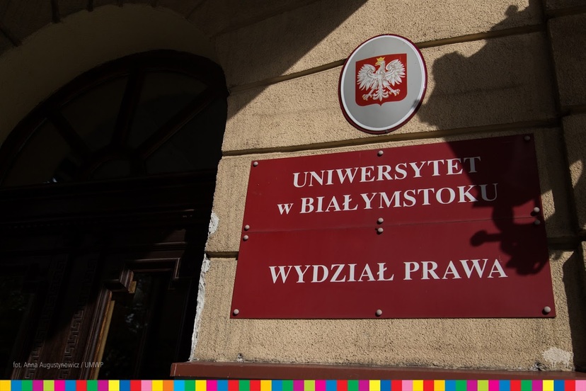 Czerwona tablica na budynku z napisem Wydział Prawa, Uniwersytet w Białymstoku