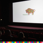 Ekran kinowy na którym wyświetlony jest pikselowy żubr, logo Województwa Podlaskiego