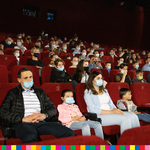 Osoby siedzące na sali kinowej
