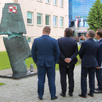 Marszałkowie stoja przed pomnikiem katastrofy smoleńskiej 