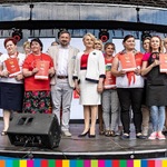 marszałek Wiesława Burnos wraz z burmistrzem Supraśla i uczestnikami konkursu na Festiwalu 