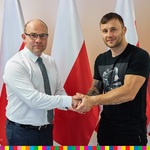 Marszałek Artur Kosicki i pięściarz Kamil Szeremeta podają sobie ręce