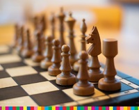 Pionki stojące na szachownicy