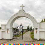 Brama wejściowa przed cmentarzem