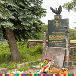 Tablica pamiątkowa na cmentarzu. Na tablicy znajduje się krzyż Virtuti Militari, a na szczecie rzeźba orła