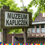 Tablica z napisem Muzeum Kapliczek