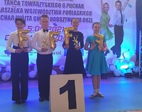 Młodzi tancerze z trofeami