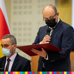 Marszałek Artur Kosicki czyta list od minister Marleny Maląg