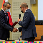 Marszałek Artur Kosicki przekazuje list od minister Maląg dr. Pawłowi Grabowskiemu