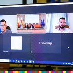Ekran komputera, na którym widać osoby biorące udział online w konferencji 