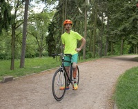 Jasiek Mela na rowerze