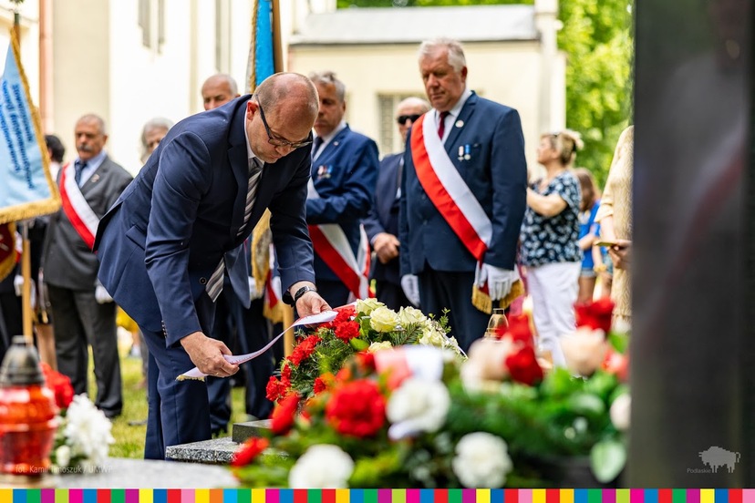 Marszałek Artur Kosicki składa wieniec przed grobem ks. Stanisława Suchowolca