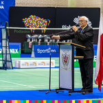 Mężczyzna stojący przy mównicy podczas rozpoczęcia mistrzostw