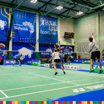 Zawodnicy podczas gry w badmintona