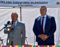 Wicemarszałek Marek Olbryś wraz z drugim mężczyzną podczas wydarzenia