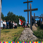 Widok na krzyże na wzgórzu Ofiar Obławy Augustowskiej.