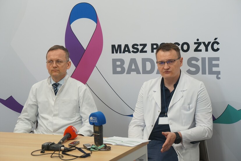 od lewej dr n. med. Maiusz Ciemerych i dr n. med. Kamil Safiejko