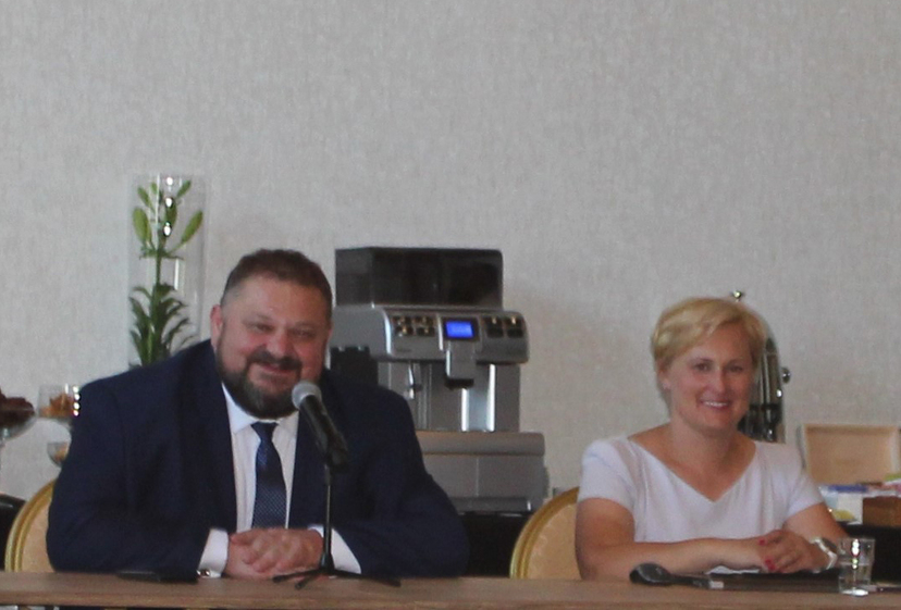 Wicemarszałek Stanisław Derehajło i Agnieszka Aleksiejczuk za stołem prezydialnym.