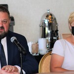 Wicemarszałek Stanisław Dderehajło i Agnieszka Aleksiejczuk za stołem prezydialnym. 