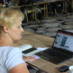 Agnieszka Aleksiejczuk, przed nią laptop.