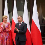 Prezydent RP Andrzej Duda z żoną na tle flag polskich