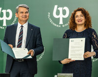 prof. dr hab. Jacek Semaniak oraz dr hab. inż. Marta Kosior-Kazberuk trzymają umowy
