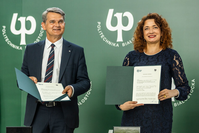 prof. dr hab. Jacek Semaniak oraz dr hab. inż. Marta Kosior-Kazberuk trzymają umowy