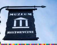 Logo Muzeum Historycznego. Napis i zarys budynku.