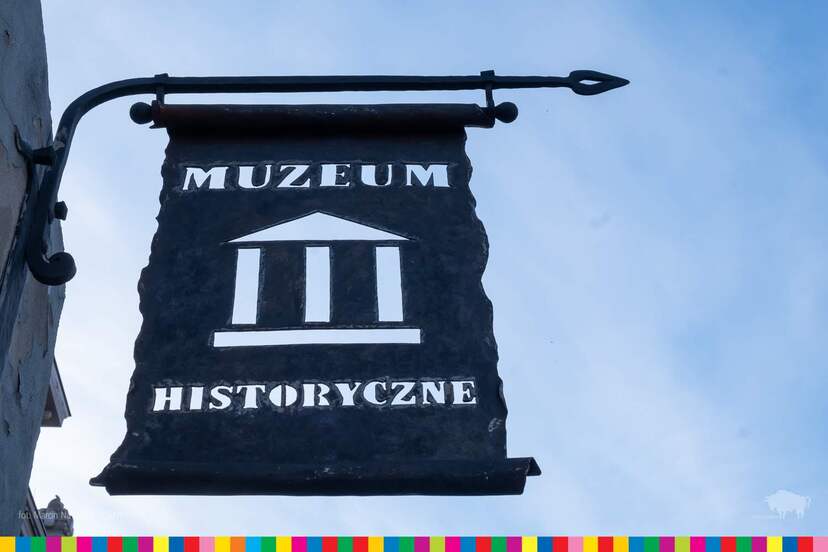 Logo Muzeum Historycznego. Napis i zarys budynku.