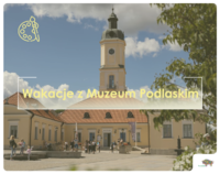 Na tle ratusza napis: Wakacje z Muzeum Podlaskim.
