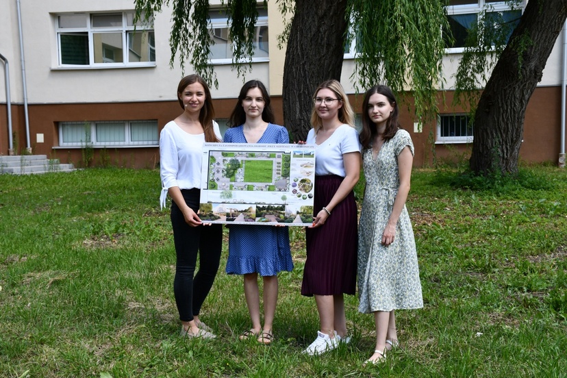 Studentki trzymają w ręku projekt ogrodu szpitala w Choroszczy