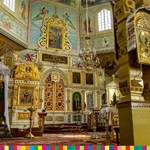 Wnętrze cerkwi z bogato złoconym ołtarzem.