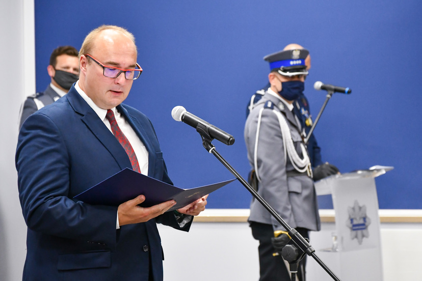 Tomasz Szeweluk, sekretarz województwa stojący przy mikrofonie