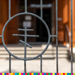 Krzyż prawosławny w bramie