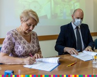 Wiesława Burnos, członek zarządu podpisuje umowę na dofinansowanie remontu szpitala