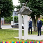 Premier Mateusz Morawiecki stoi pod pomnikiem