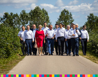 Premier M. Morawiecki spaceruje ścieżką z parlamentarzystami i samorządowcami