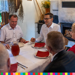 Premier Mateusz Morawiecki podczas posiłku
