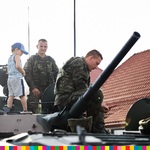 Dwóch żołnierzy i dziecko stoją na czołgu