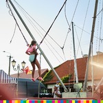 Dziewczynka skacze na trampolinie 