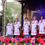 kobiety z zespołu ludowego śpiewają na scenie